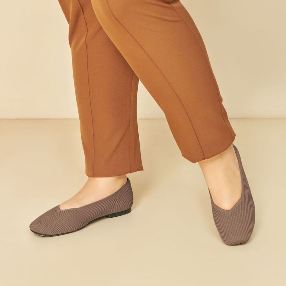 VIVAIA Square-Toe V-Cut Flats (Margot 2.0). EU/42 US/10.5